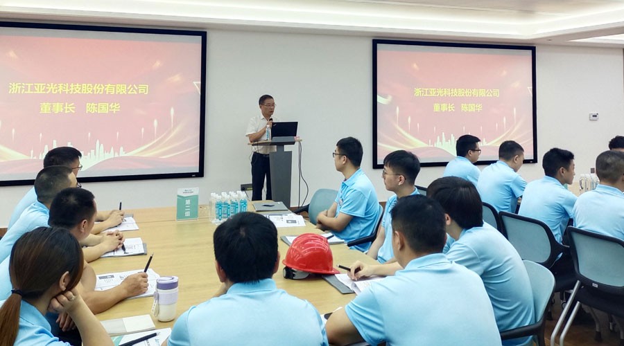 xj星际1277股份董事长陈国华在开班仪式上发表讲话
